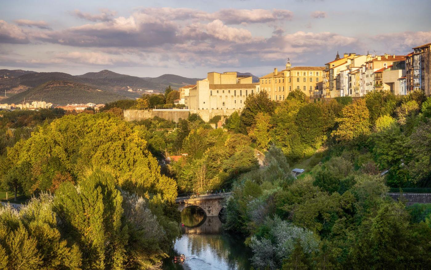 Vista de Pamplona: murallas y Archivo General